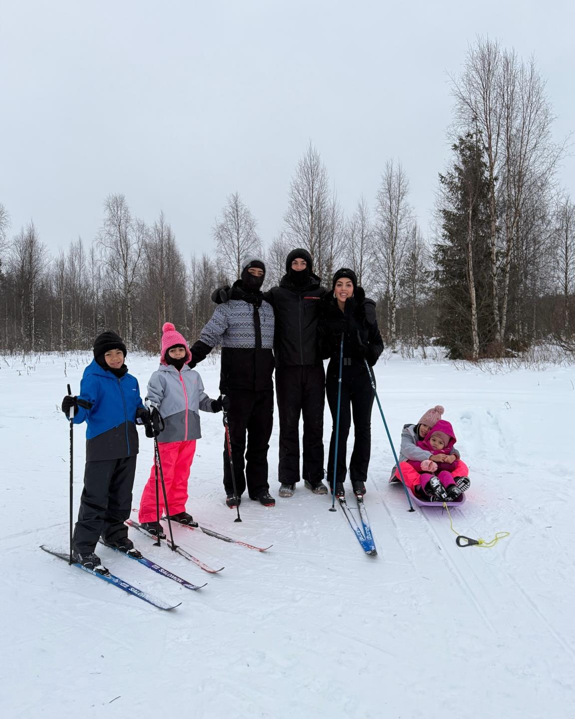 乔治娜晒全家福‍‍‍一家七口在北极滑雪⛷️